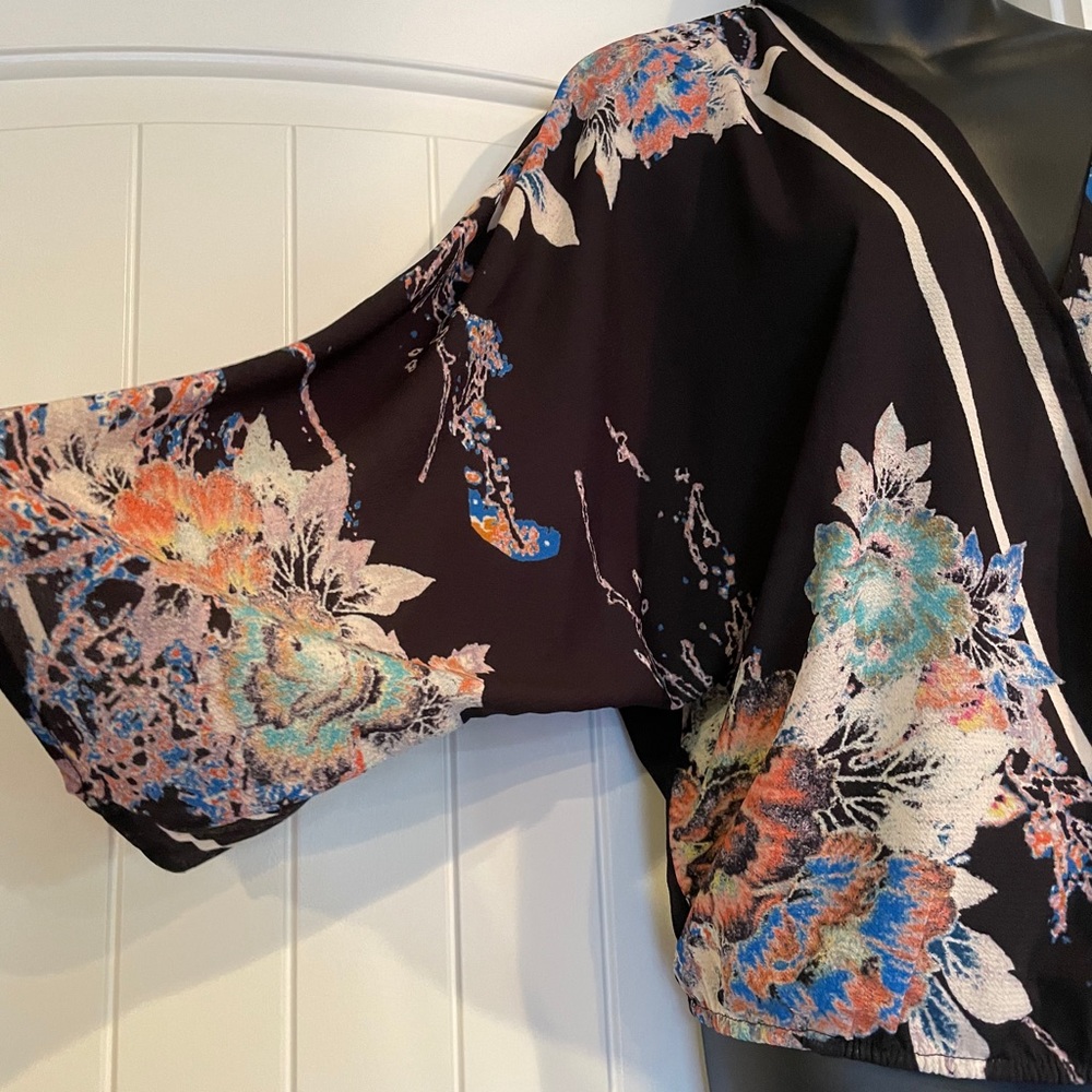 🌺Gorgeous Floral Flying Tomato Beautiful Blouse - Picture 3 of 9